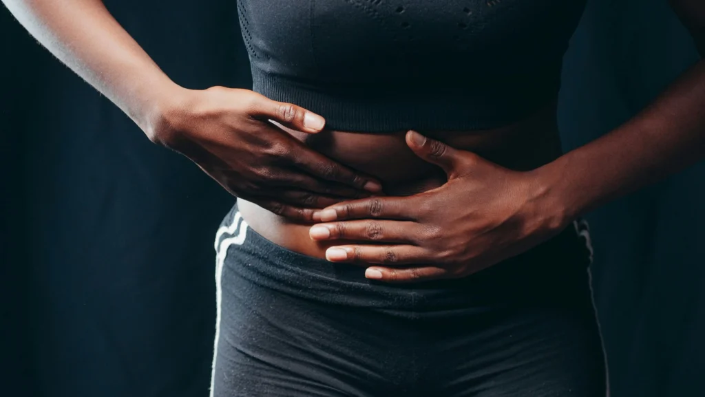 Does amoxicillin treat UTI - woman holding lower abdomen with pain, urinary tract infection symptoms